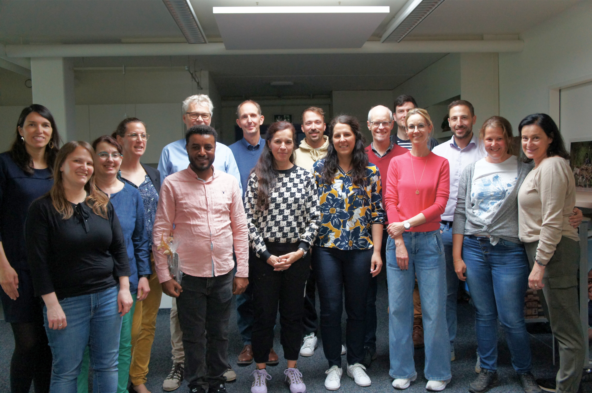 Ein Mitarbeitender aus Äthiopien besucht das Büro in Bern.