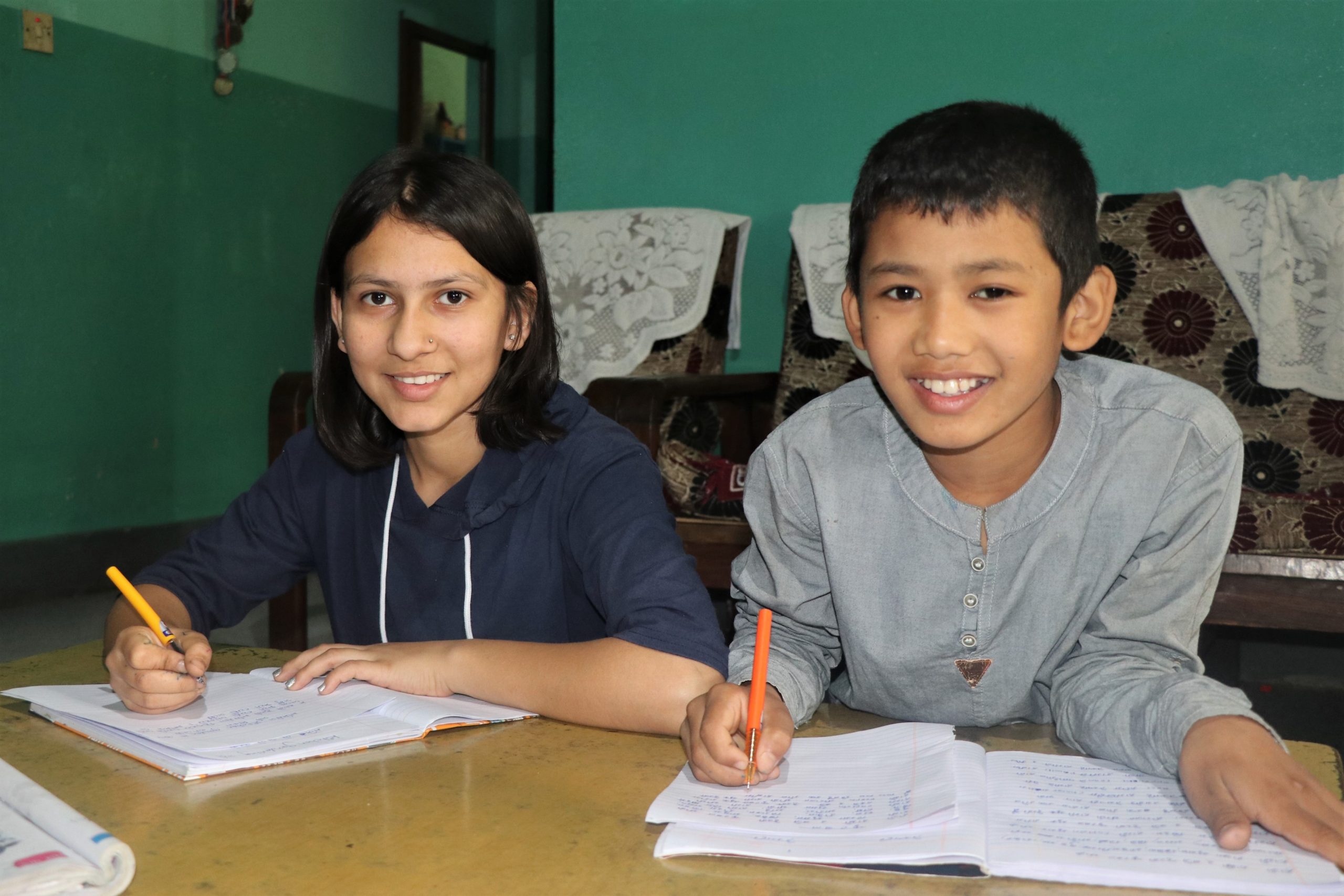 «Per me è la capacità di fidarmi completamente degli altri e di poter con- dividere tutto con loro .» Rasmika del Nepal (12 anni, a sinistra nella foto) spiega cosa significa per lei fiducia. 